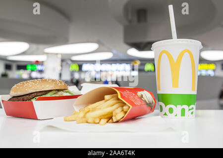 McDonald's Big Mac 100 % pur bœuf prise en sandwich avec Coca-Cola, Coke rafraîchissantes big yellow M McDonald's signe, logo sur tasse, frites Banque D'Images