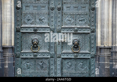 Les détails de la sculpture sur la porte principale de la cathédrale, Cologne, Rhénanie du Nord-Westphalie, Allemagne, Europe Banque D'Images