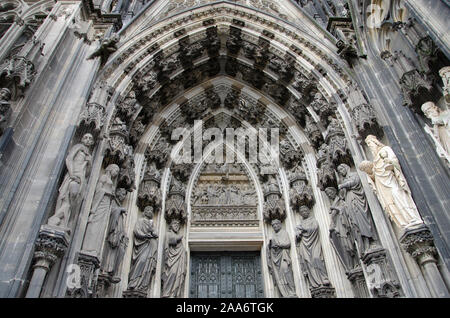 Détails de figures de pierre sur la façade de la cathédrale, Cologne, Rhénanie du Nord-Westphalie, Allemagne, Europe Banque D'Images