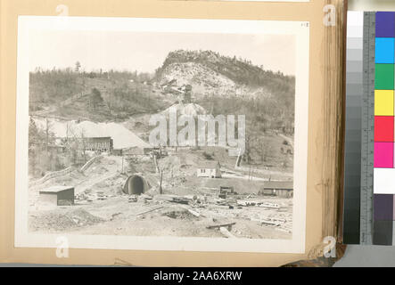 Une collection de photographies distinct accompagné d'un document dactylographié, classées liste de titres. Le CAC. Hdq. N. 1741 Bonticou ; tunnel. Vue générale montrant le portail sud avec l'installation de concassage de pierres en arrière-plan. ... Durée du contrat 47. Le 5 avril 1912. Banque D'Images