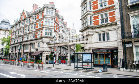 Londres, UK - 5 mai 2019 - Un piéton Avenue sicilienne parade shopping à Bloomsbury. Arrêt de bus, rue vide. Banque D'Images