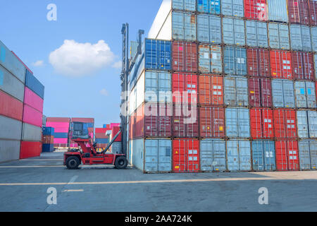 Le contenant vide manager prend le récipient vide de la pile en haut de la pile. L'industrie au sujet de l'importation et l'exportation. Banque D'Images