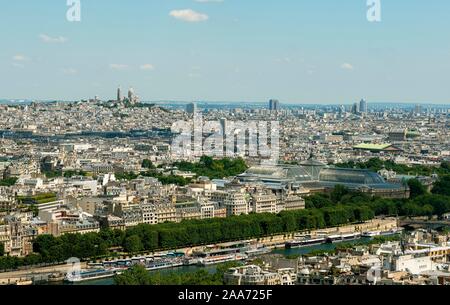 Vue sur la ville, vue de la Basilique du Sacré-Coeur et le Grand Palais, vue de la Tour Eiffel, Paris, France Banque D'Images