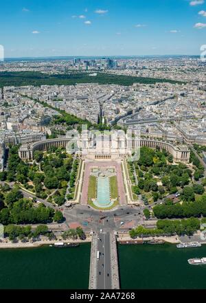 Vue depuis la Tour Eiffel, pour les Jardins du Trocadéro avec pont Pont d'Iéna et de la Seine, Paris, France Banque D'Images