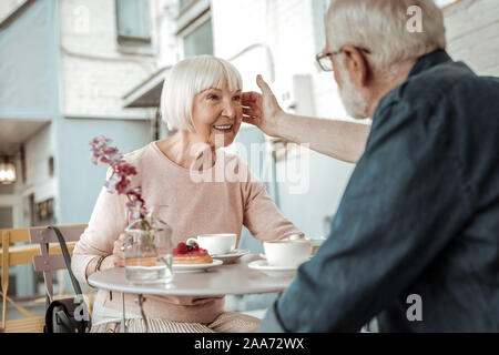 Belle femme joyeuse sensation l'amour de son mari Banque D'Images