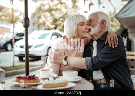 Bel homme aux cheveux gris s'embrasser sa femme Banque D'Images