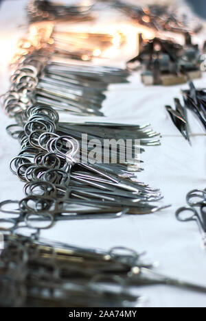 Focus sélectif instrument chirurgical posé sur table tout en groupe de travail à l'opération prix chirurgien à l'hôpital, urgences, chirurgie, médecine technol Banque D'Images