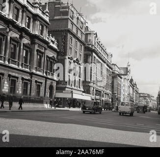 Années 1960, historique, une vue en direction de Piccadilly Piccadilly Circus montrant un panneau pour voitures Austin, Londres, Angleterre, Royaume-Uni. Banque D'Images