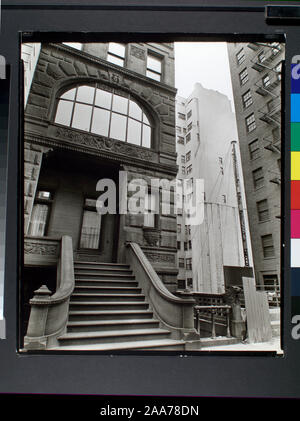 Brownstone avec terracotta détails, grande fenêtre en arc sur l'entrée et de la tête de lion sur le coin de la clôture, en contraste avec des bâtiments plus grands. Citation/Référence : CNY n° 275 Code : I.E. ; Brownstone/et gratte-ciel, 4 East 78th Street, Manhattan. Banque D'Images