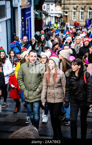 Stirling, Stirlingshire, UK. 17 novembre, 2019. La société mère de Kyle, Clara-Louise Hamill (L), Heather Spence (C) et de sa grand-mère, Vivienne Hamill (R) menant la foule derrière le traîneau pendant la parade.Stirling est sorti pour commencer la période des fêtes de Noël avec leur lumière tournez sur l'événement, c'est un événement annuel qui a lieu le 17 novembre. Conseil Stirling organiser un concours pour voir qui sera chanceux et s'asseoir à côté de Santa pour la parade et d'avoir l'honneur de faire le commutateur. Cette année a vu Clara-Louise Hamill et sa famille d'avoir l'honneur. (Crédit Image : © Banque D'Images