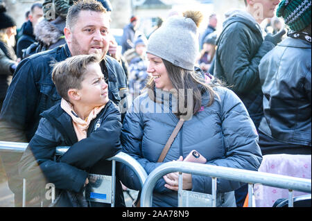 Stirling, Stirlingshire, UK. 17 novembre, 2019. Une mère et son fils regarder les uns les autres à côté d'un enclos des rennes.Stirling est sorti pour commencer la période des fêtes de Noël avec leur lumière tournez sur l'événement, c'est un événement annuel qui a lieu le 17 novembre. Conseil Stirling organiser un concours pour voir qui sera chanceux et s'asseoir à côté de Santa pour la parade et d'avoir l'honneur de faire le commutateur. Cette année a vu Clara-Louise Hamill et sa famille d'avoir l'honneur. Crédit : Stewart Kirby/SOPA Images/ZUMA/Alamy Fil Live News Banque D'Images