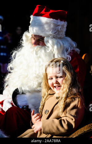 Stirling, Stirlingshire, UK. 17 novembre, 2019. Clara-Louise à côté de Santa sur le traîneau avant la parade.Stirling est sorti pour commencer la période des fêtes de Noël avec leur lumière tournez sur l'événement, c'est un événement annuel qui a lieu le 17 novembre. Conseil Stirling organiser un concours pour voir qui sera chanceux et s'asseoir à côté de Santa pour la parade et d'avoir l'honneur de faire le commutateur. Cette année a vu Clara-Louise Hamill et sa famille d'avoir l'honneur. Crédit : Stewart Kirby/SOPA Images/ZUMA/Alamy Fil Live News Banque D'Images