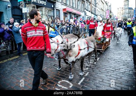 Stirling, Stirlingshire, UK. 17 novembre, 2019. Le défilé en descendant la rue King à Stirling pendant l'événement.Stirling est sorti pour commencer la période des fêtes de Noël avec leur lumière tournez sur l'événement, c'est un événement annuel qui a lieu le 17 novembre. Conseil Stirling organiser un concours pour voir qui sera chanceux et s'asseoir à côté de Santa pour la parade et d'avoir l'honneur de faire le commutateur. Cette année a vu Clara-Louise Hamill et sa famille d'avoir l'honneur. Crédit : Stewart Kirby/SOPA Images/ZUMA/Alamy Fil Live News Banque D'Images