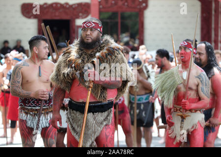 Les participants pour le Powhiri, une cérémonie de bienvenue Maori, attendre l'arrivée du Prince de Galles et la duchesse de Cornwall pour leur visite au site du Traité de Waitangi, la baie des îles, le quatrième jour de la visite royale de Nouvelle-Zélande. Banque D'Images