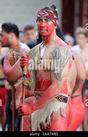 Les participants pour le Powhiri, une cérémonie de bienvenue Maori, attendre l'arrivée du Prince de Galles et la duchesse de Cornwall pour leur visite au site du Traité de Waitangi, la baie des îles, le quatrième jour de la visite royale de Nouvelle-Zélande. Banque D'Images