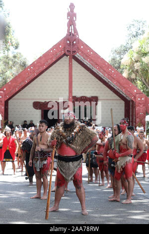 Les participants pour le Powhiri, une cérémonie de bienvenue Maori, attendre l'arrivée du Prince de Galles et la duchesse de Cornwall pour leur visite au site du Traité de Waitangi, la baie des îles, le quatrième jour de la visite royale de Nouvelle-Zélande. Banque D'Images