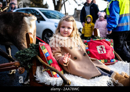 Stirling, Stirlingshire, UK. 17 novembre, 2019. Clara-Louise agitant au peuple durant la parade.Stirling est sorti pour commencer la période des fêtes de Noël avec leur lumière tournez sur l'événement, c'est un événement annuel qui a lieu le 17 novembre. Conseil Stirling organiser un concours pour voir qui sera chanceux et s'asseoir à côté de Santa pour la parade et d'avoir l'honneur de faire le commutateur. Cette année a vu Clara-Louise Hamill et sa famille d'avoir l'honneur. Crédit : Stewart Kirby/SOPA Images/ZUMA/Alamy Fil Live News Banque D'Images