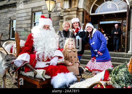 Stirling, Stirlingshire, UK. 17 novembre, 2019. Vu Clara-Louise avec Santa et Provost Christine Simpson et les membres de la parade car ils posent pour des photos pendant l'événement.Stirling est sorti pour commencer la période des fêtes de Noël avec leur lumière tournez sur l'événement, c'est un événement annuel qui a lieu le 17 novembre. Conseil Stirling organiser un concours pour voir qui sera chanceux et s'asseoir à côté de Santa pour la parade et d'avoir l'honneur de faire le commutateur. Cette année a vu Clara-Louise Hamill et sa famille d'avoir l'honneur. (Crédit Image : © Stewart Kirby/SOPA Images Banque D'Images