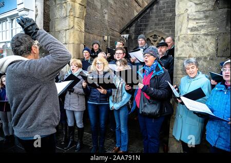 Stirling, Stirlingshire, UK. 17 novembre, 2019. Les membres d'un chœur chantant Noël pendant l'événement.Stirling est sorti pour commencer la période des fêtes de Noël avec leur lumière tournez sur l'événement, c'est un événement annuel qui a lieu le 17 novembre. Conseil Stirling organiser un concours pour voir qui sera chanceux et s'asseoir à côté de Santa pour la parade et d'avoir l'honneur de faire le commutateur. Cette année a vu Clara-Louise Hamill et sa famille d'avoir l'honneur. Crédit : Stewart Kirby/SOPA Images/ZUMA/Alamy Fil Live News Banque D'Images