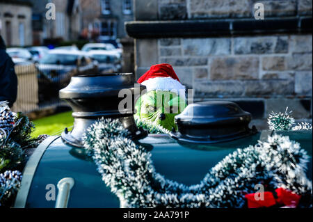 Stirling, Stirlingshire, UK. 17 novembre, 2019. Le Grincheux se cacher derrière le train qui mène la parade.Stirling est sorti pour commencer la période des fêtes de Noël avec leur lumière tournez sur l'événement, c'est un événement annuel qui a lieu le 17 novembre. Conseil Stirling organiser un concours pour voir qui sera chanceux et s'asseoir à côté de Santa pour la parade et d'avoir l'honneur de faire le commutateur. Cette année a vu Clara-Louise Hamill et sa famille d'avoir l'honneur. Crédit : Stewart Kirby/SOPA Images/ZUMA/Alamy Fil Live News Banque D'Images