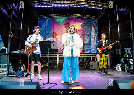 Stirling, Stirlingshire, UK. 17 novembre, 2019. Chanteur de blues, Devon Rex sur scène avant de l'interrupteur sur.Stirling est sorti pour commencer la période des fêtes de Noël avec leur lumière tournez sur l'événement, c'est un événement annuel qui a lieu le 17 novembre. Conseil Stirling organiser un concours pour voir qui sera chanceux et s'asseoir à côté de Santa pour la parade et d'avoir l'honneur de faire le commutateur. Cette année a vu Clara-Louise Hamill et sa famille d'avoir l'honneur. Crédit : Stewart Kirby/SOPA Images/ZUMA/Alamy Fil Live News Banque D'Images