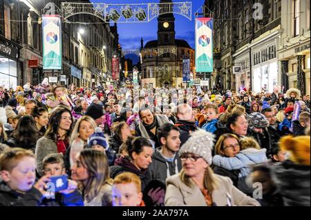 Stirling, Stirlingshire, UK. 17 novembre, 2019. Un aperçu de la foule lors de l'événement.Stirling est sorti pour commencer la période des fêtes de Noël avec leur lumière tournez sur l'événement, c'est un événement annuel qui a lieu le 17 novembre. Conseil Stirling organiser un concours pour voir qui sera chanceux et s'asseoir à côté de Santa pour la parade et d'avoir l'honneur de faire le commutateur. Cette année a vu Clara-Louise Hamill et sa famille d'avoir l'honneur. Crédit : Stewart Kirby/SOPA Images/ZUMA/Alamy Fil Live News Banque D'Images