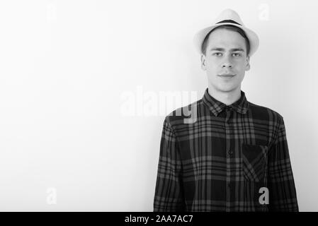 Handsome Young man wearing hat touristiques en noir et blanc Banque D'Images