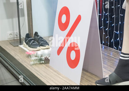 Vitrine avec un signe de Noël remise concept Banque D'Images