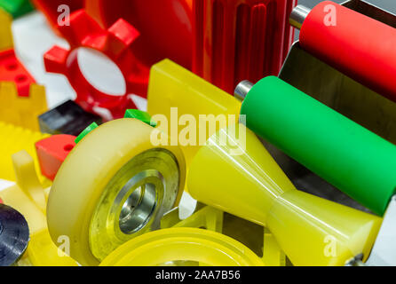 Plastiques techniques. Matériau plastique utilisé dans l'industrie manufacturière. En plastique d'ingénierie globale concept de marché. Pièces en plastique ABS et polyuréthane m Banque D'Images