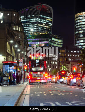 Londres, Angleterre, Royaume-Uni - 7 novembre, 2019 : Un double-decker bus de Londres et d'autres types de trafic se déplace le long d'Aldgate High Street sous le bureau gratte-ciel du t Banque D'Images