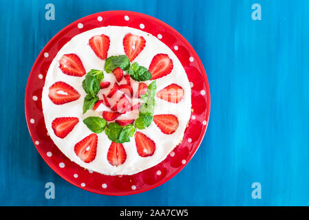 Cheesecake au caramel avec la fraise sur fond de bois Vue de dessus Banque D'Images