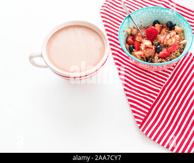 Petit-déjeuner sain - tasse de café, de muesli et de baies fraîches sur fond de bois blanc, vue du dessus, la santé concept Banque D'Images