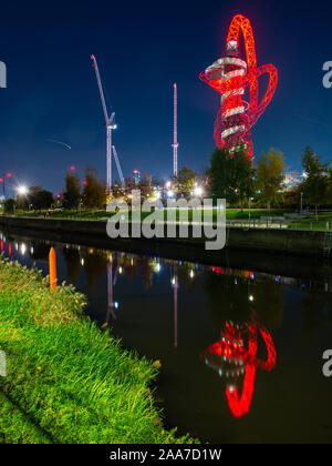 Londres, Angleterre, Royaume-Uni - 7 novembre 2019 : La tour d'observation d'ArcelorMittal Orbit se reflète dans l'eau, de la rivière Lea à Lond Banque D'Images