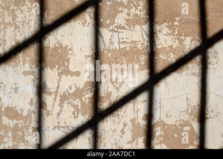 D OMBRE SUR vieux mur de barres de métal ou Iron-Barred dans Windows ou ancienne Prison Prison Cell Banque D'Images