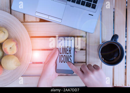 Texte de l'écriture de l'écriture d'icônes. L'utilisation de photo conceptuelle pour améliorer l'intérêt visuel et de saisir l'attention de l'utilisateur s'est boire smartphone ordinateur femme Banque D'Images