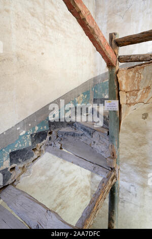 Old Rotten, dangereux et ruiné escalier escalier ou Banque D'Images