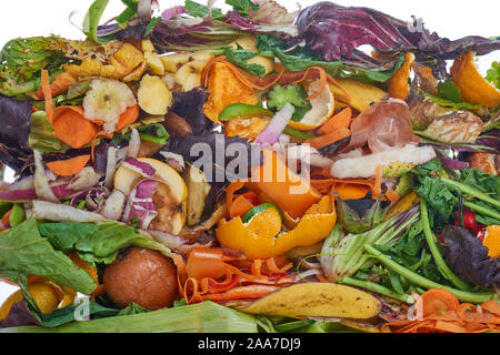 Les déchets alimentaires. Les restes compostables, le lapse de temps. Les déchets de cuisine pour le compost à partir de fruits et légumes sur fond blanc. Banque D'Images