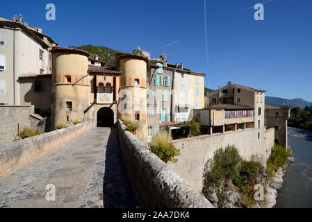 Entrée de tourelles fortifiées, pont-levis et pont de pierre menant la vieille ville ou le quartier historique de la ville fortifiée d'Entrevaux France Banque D'Images