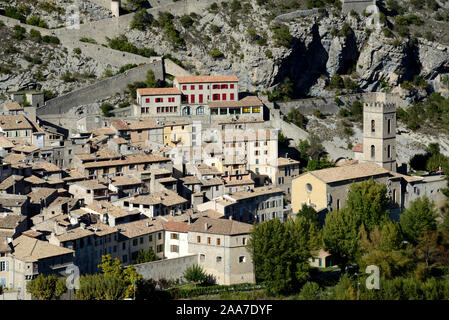 Vue sur la ville alpine fortifiée, le village et l'église d'Entrevaux Alpes-de-haute-Provence Provence France Banque D'Images