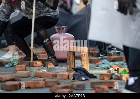 Un style d'actualité de barrages routiers représentent des "bloquer votre chemin au travail ou à l'école' vu l'extérieur de l'Université Polytechnique. Siège à l'Université Polytechnique. Surround de la police du campus de l'université après avoir pro-démocratique manifestants ont bloqué le port, tunnel et la route principale à l'extérieur du campus. Hong Kong continue de protestation sur son sixième mois. Une grève à l'échelle de la ville a appelé à commencé le lundi 11 novembre, 2019 qui a parties de Hong Kong d'arrêter en tant que stations de métro fermées et plusieurs barrages routiers ont été érigés. Hong Kong, 17.11.2019 Banque D'Images