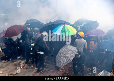 Les protestataires enveloppé avec des gaz lacrymogènes quand ils essaient de quitter le campus. Siège à l'Université Polytechnique. Surround de la police du campus de l'université après avoir pro-démocratique manifestants ont bloqué le port, tunnel et la route principale à l'extérieur du campus. Hong Kong continue de protestation sur son sixième mois. Une grève à l'échelle de la ville a appelé à commencé le lundi 11 novembre, 2019 qui a parties de Hong Kong d'arrêter en tant que stations de métro fermées et plusieurs barrages routiers ont été érigés. Hong Kong, 18.11.2019 Banque D'Images