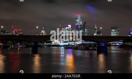 Londres, Angleterre, Royaume-Uni - Octobre 14, 2019 : Gratte-ciel et les repères de l'horizon de la ville de Londres sont éclairées la nuit derrière Waterloo Bridge et le Banque D'Images