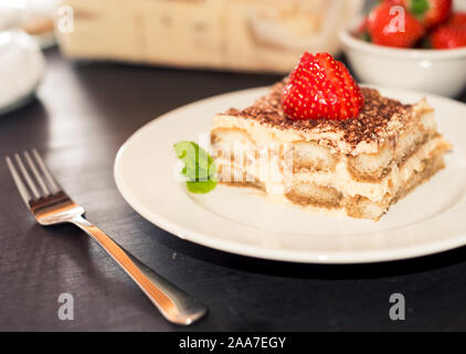 Tiramisu maison gâteau décoré avec des fraises et le mascarpone. Banque D'Images