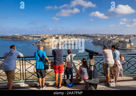 La Valette, Malte - 13 octobre 2019 : Groupe de touristes profitant de la vue des trois villes et le grand port de Barrakka Gardens en vue supérieure Banque D'Images