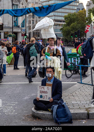 Londres, Angleterre, Royaume-Uni - Octobre 10, 2019 : Les gens portent des pancartes et des tracts lors d'une rébellion d'extinction dans la protestation de Trafalgar Square. Banque D'Images