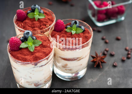 Tiramisu dessert dans un verre, décoré avec la menthe et les petits fruits Banque D'Images