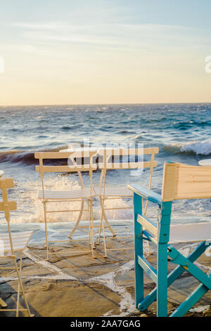 Restaurant près de la mer à la petite Venise sur l'île de Mykonos en Grèce au coucher du soleil Banque D'Images