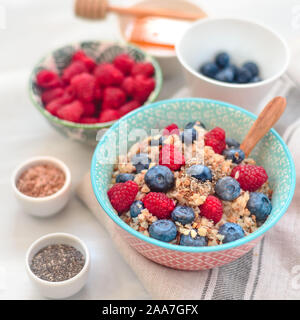 Le petit-déjeuner avec du gruau de sarrasin les framboises et les bleuets Banque D'Images