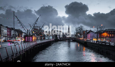 La ville de Cork, Cork, Irlande. 20 novembre, 2019. Une vue sur le chenal sud du fleuve Lee avec le Parlement et le pont de l'église Holy Trinity avant l'aube dans la ville de Cork, Irlande.- Crédit ; David Creedon / Alamy Live News Banque D'Images