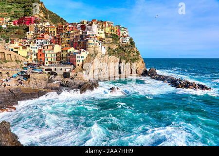 Village de Manarola, sur la côte des Cinque Terre de l'Italie avec des fleurs Banque D'Images